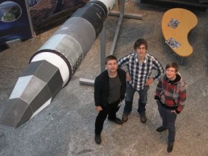 (Next to the SHEFFEX sounding rocket at GSOC. F.l.t.r: Alexander Mager, Alexander Schultze, Daniel Geigengack)